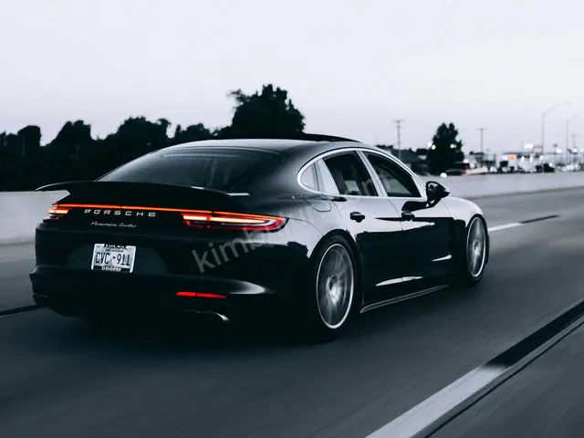 2024 Porsche Panamera 4 E-Hybrid Platinum Edition — Hatasız, Boyasız