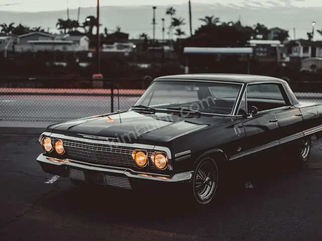 Klasik Otomobil — 1980 Model, Yarı Otomatik — fotoğraf 2