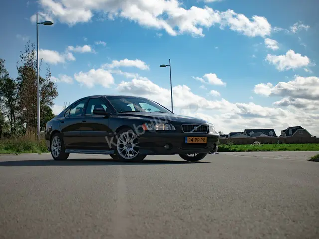 2024 Volvo V40 Premium — Bakımları Yeni — fotoğraf 4