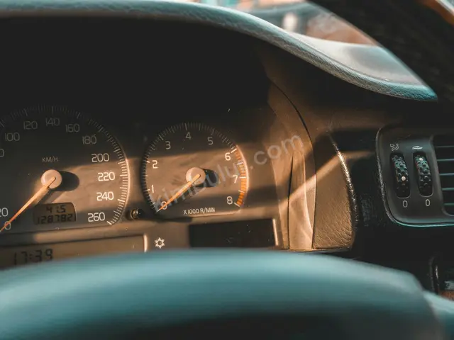 2024 Volvo V40 Premium — Bakımları Yeni — fotoğraf 2