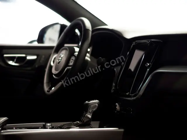 2024 Volvo V40 Comfort — Garaj Aracı