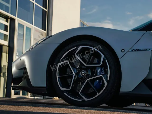 2025 Maserati Quattroporte Elite — Tramer Kaydı Düşük — fotoğraf 2