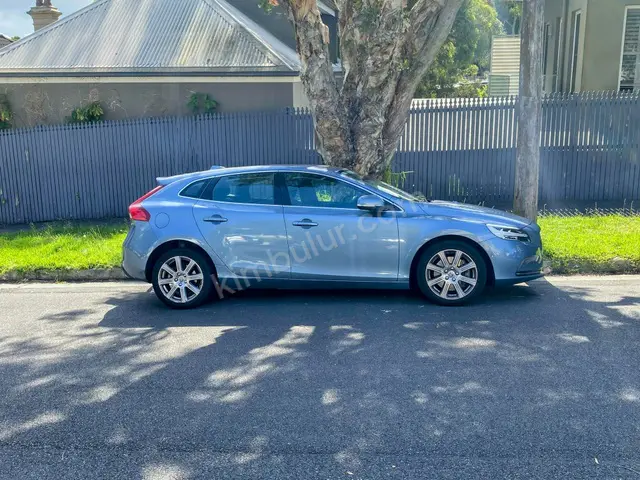 2024 Volvo V40 Premium — Bakımları Yeni — fotoğraf 3