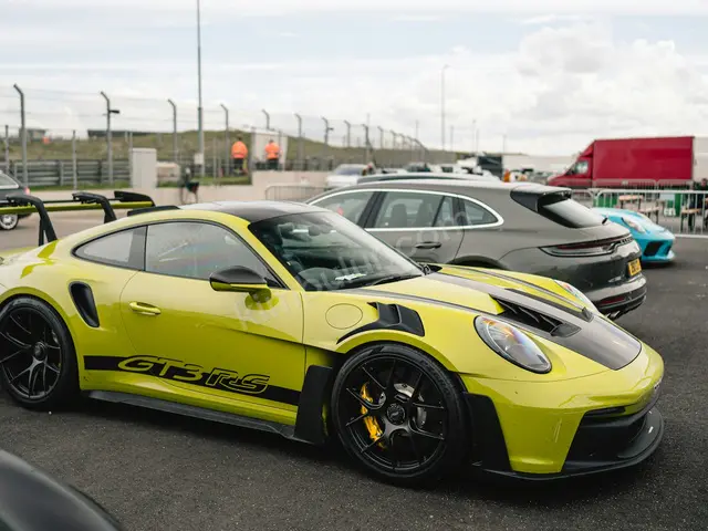 2024 Porsche Taycan Elite — Garaj Aracı — fotoğraf 3