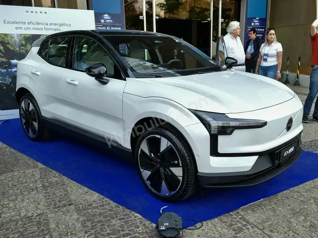 2025 Volvo V60 Premium — Bakımları Yeni — fotoğraf 2