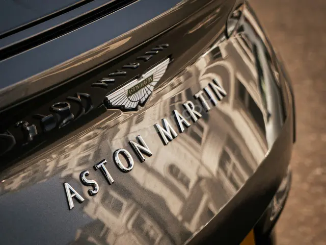 2012 Aston Martin DB11 Executive — Tramer Kaydı Düşük — fotoğraf 2