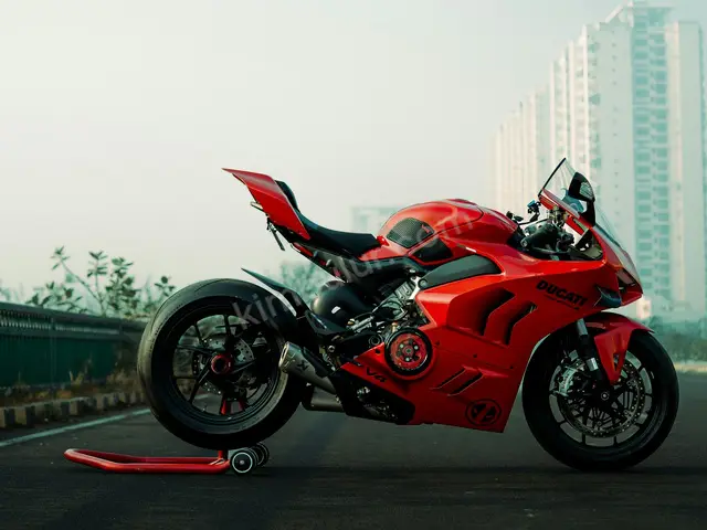 2013 Husqvarna · Bayraklı — Garaj Aracı — fotoğraf 3